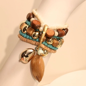 Bracciale bohémien multistrato fatto a mano con perline di legno e ciondoli d'oro