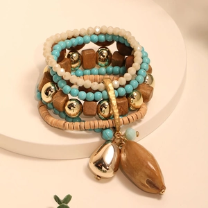 Bracciale multistrato bohémien con perline di legno turchese e ciondoli in metallo