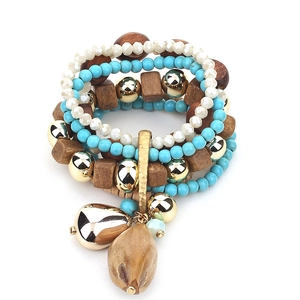 Bracciale bohémien multistrato con perle di legno turchese e ciondolo in resina