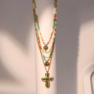 Collier multicouche bohème avec perles colorées, marguerites, pièces et croix cristal