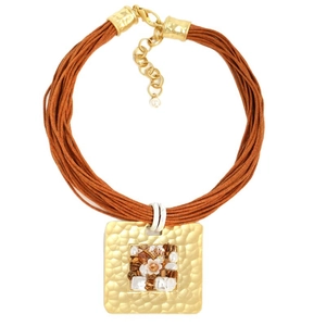 Collier multi-rangs en cordon ciré avec pendentif carré martelé et fausse perle
