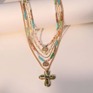 Collier multicouches avec croix perlée, perles turquoise et pendentifs marguerite