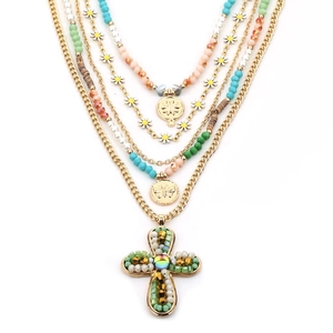 Collier multi-rangs bohème avec marguerites, perles colorées et pendentif en croix