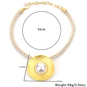 Collier à chaîne torsadée avec grand pendentif perle ronde et détails géométriques