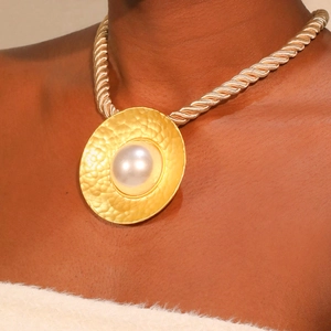 Collier Pendentif Vintage Alliage Métal Martelée Disque Rond Avec Faux Künstliche Perle Chaîne De Corde Torsadée Style Bohème Pour Femmes