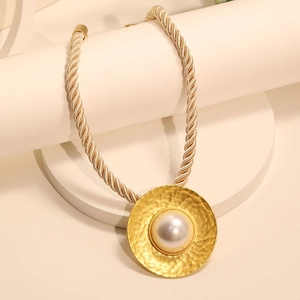 Collier corde doré bohème avec grand pendentif disque martelé et perle centrale