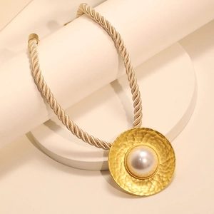 Collier en corde torsadée avec grand pendentif rond martelé en or et détail perle