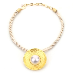 Collier en corde torsadée avec grand pendentif rond doré martelé et perle