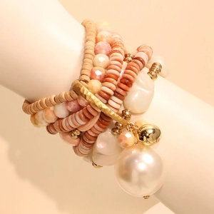 Mehrlagiges Boho-Perlenarmband mit Kunstperlen und goldfarbenen Metallanhängern