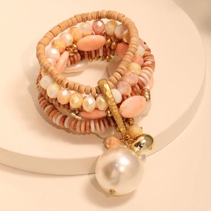 Boho Mehrlagiges Perlenarmband-Set mit Kunstperlen und Holzakzenten auf einem Display-Ständer