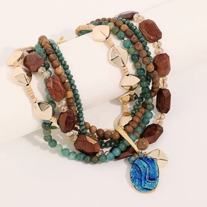 Detail einer mehrlagigen Boho-Kette mit Holzperlen und dunkelblauem Sternstein-Anhänger
