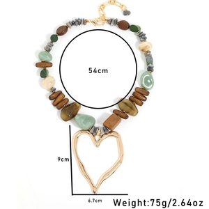 Détail du collier bohème montrant la longueur de 54cm et le pendentif cœur doré