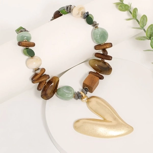 Sautoir bohème avec perles en pierre verte, bois et grand pendentif cœur doré mat