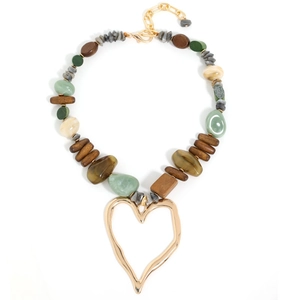 Détail du collier bohème avec perles en bois, pierres vertes et pendentif cœur doré