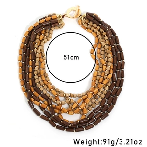 Collier bohème multicouche en perles de bois avec détails dorés et fermoir à bascule