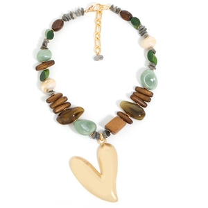 Collier bohème avec perles en bois et pierre et pendentif coeur en or mat