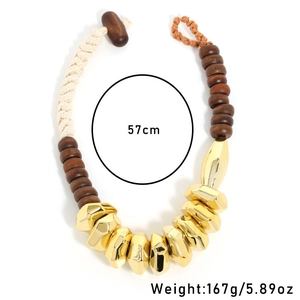 Détail du collier ethnique montrant les paramètres de longueur 57cm et de poids 167g