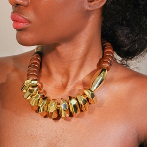 Collier bohème avec perles en bois et éléments géométriques dorés au style ethnique
