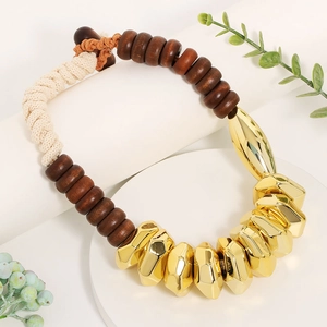 Collier bohème avec perles dorées et bois sur corde tressée pour style de plage