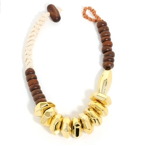 Vue détaillée de perles dorées bohèmes avec finition miroir et accents en bois