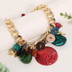 Collier bohème à grosse chaîne dorée avec pendentifs colorés en résine marbrée