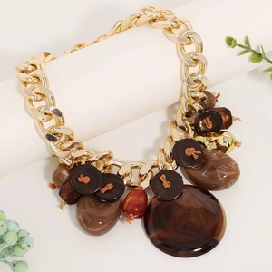 Collier à grosse chaîne dorée avec pendentifs en résine ambre de style extravagant