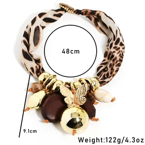 Collana bohémien con stampa leopardata, pendente a farfalla dorato e dettagli in resina