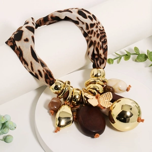 Collana retrò leopardata con ciondoli a farfalla dorati e elementi in legno