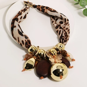 Collana vintage maculata con sfere metalliche dorate e ciondolo a farfalla unico