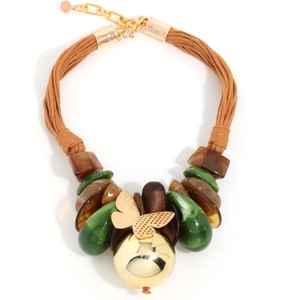 Collier bohème avec papillon, cordons multicouches, perles en résine et pendentif boule dorée