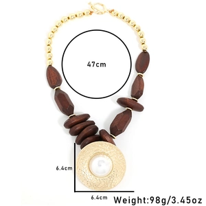 Vue détaillée du collier de perles fait main, longueur 47cm avec pendentif de 6,4cm