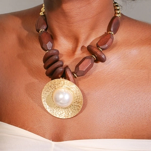 Collier artisanal en perles de bois avec pendentif doré géométrique et perle nacrée