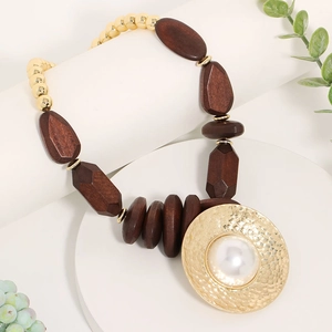 Collier bohème en perles de bois avec grand pendentif disque doré et perle