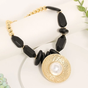 Collier en perles de bois avec disque doré martelé et grand pendentif perle