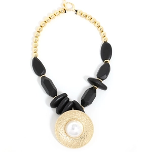 Collier artisanal perlé avec pendentif doré géométrique et perle blanche