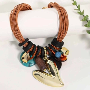 Collier bohème multicouche en cordon ciré avec grand pendentif cœur doré et perles colorées