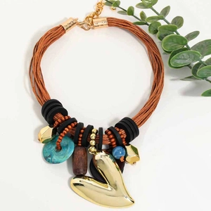 Collier multicouche fait main en cordon ciré brun avec pendentif cœur doré et perles bleues