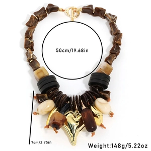 Collier bohème avec grand pendentif cœur, perles en résine et détails faits à la main
