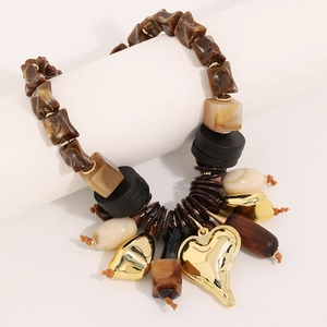 Collier bohème fait main avec pendentifs en forme de cœur et perles en résine et bois