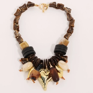 Collier bohème à perles tons terre avec un grand pendentif cœur doré et fermoir T