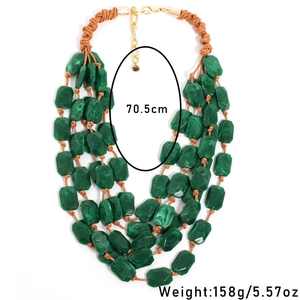 Détail d'un collier multicouche en acrylique avec perles de résine verte et longueur 70,5cm