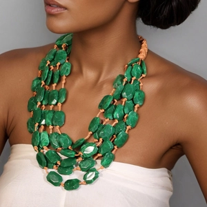 Collier multicouche en perles acryliques vertes avec texture géométrique irrégulière style malachite