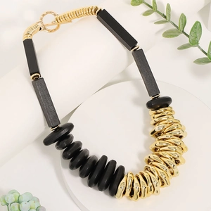 Modische schwarz-goldene Kette mit Holzblöcken und CCB-Ringen auf weißem Ständer