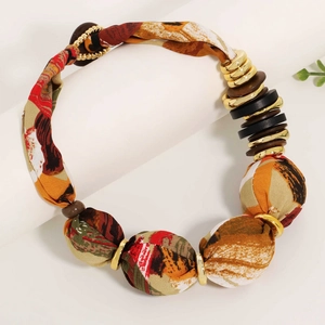Collier ras du cou bohème en tissu imprimé aux tons chauds et anneaux en métal doré poli