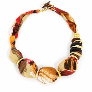 Collier bohème en tissu imprimé avec fermoir en métal doré et pendentif rond