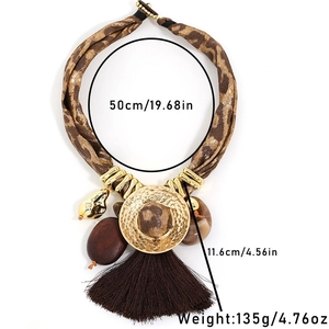 Vue détaillée du collier imprimé léopard avec pompons bruns et dimensions