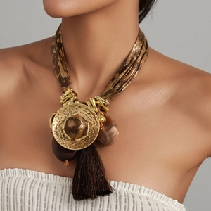 Collier bohème à imprimé léopard avec disque doré martelé et franges en soie