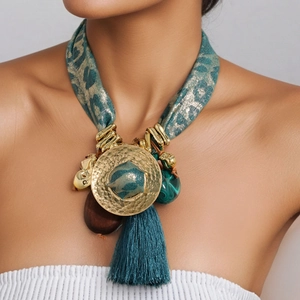 Collier bohème en soie léopard avec disque doré martelé et pompon bleu turquoise chic
