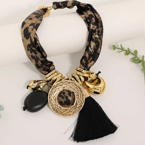 Collier bohème avec imprimé léopard, disque martelé doré et pampille à franges noires