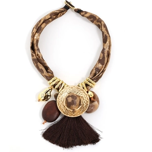 Collier bohème à imprimé léopard avec glands à franges et disques métalliques